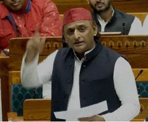लोकसभा में अखिलेश का तीखा हमला: 'जिन्होंने गोलियां चलवाईं, वे राम मंदिर बनवा रहे हैं'
