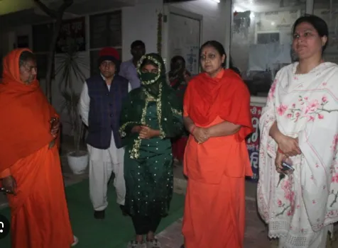 दिल्ली से अगवा दो सगी बहनें मेरठ से बरामद, पुलिस थाने में हंगामा, बहला-फुसलाकर लाने और बंधक बनाकर रखने का आरोप