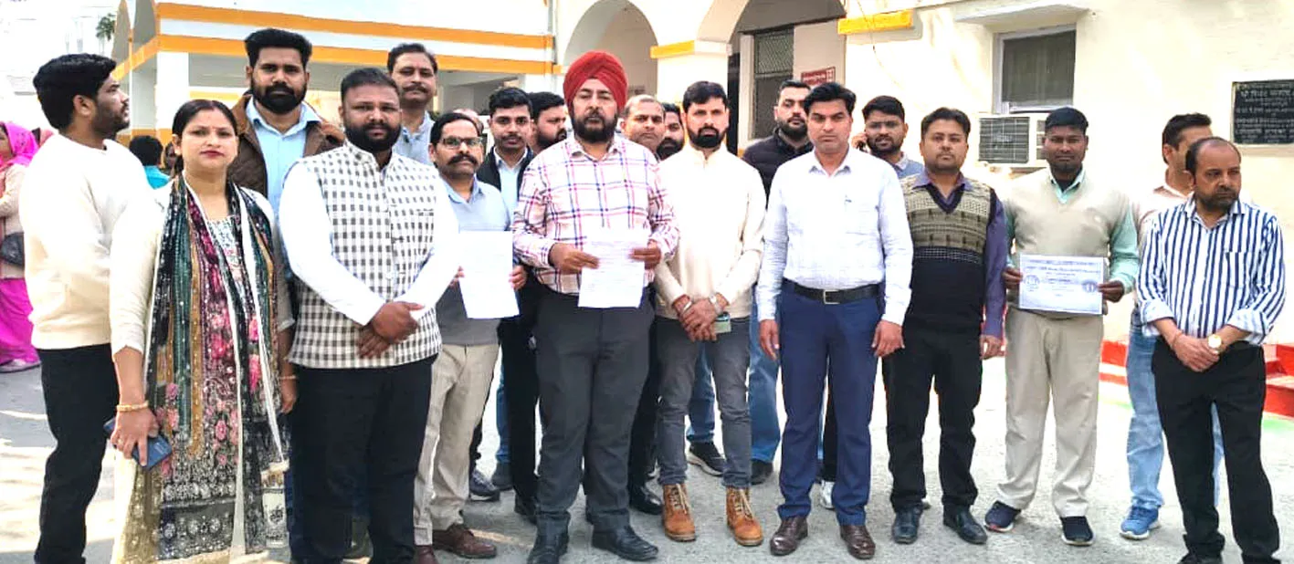 सहारनपुर में राष्ट्रीय स्वास्थ्य मिशन कर्मचारियों का धरना, समान कार्य-समान वेतन की मांग