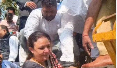 लखनऊ: कांग्रेस का विधानसभा घेराव, पुलिस में झड़प, 300 से ज्यादा हाउस अरेस्ट