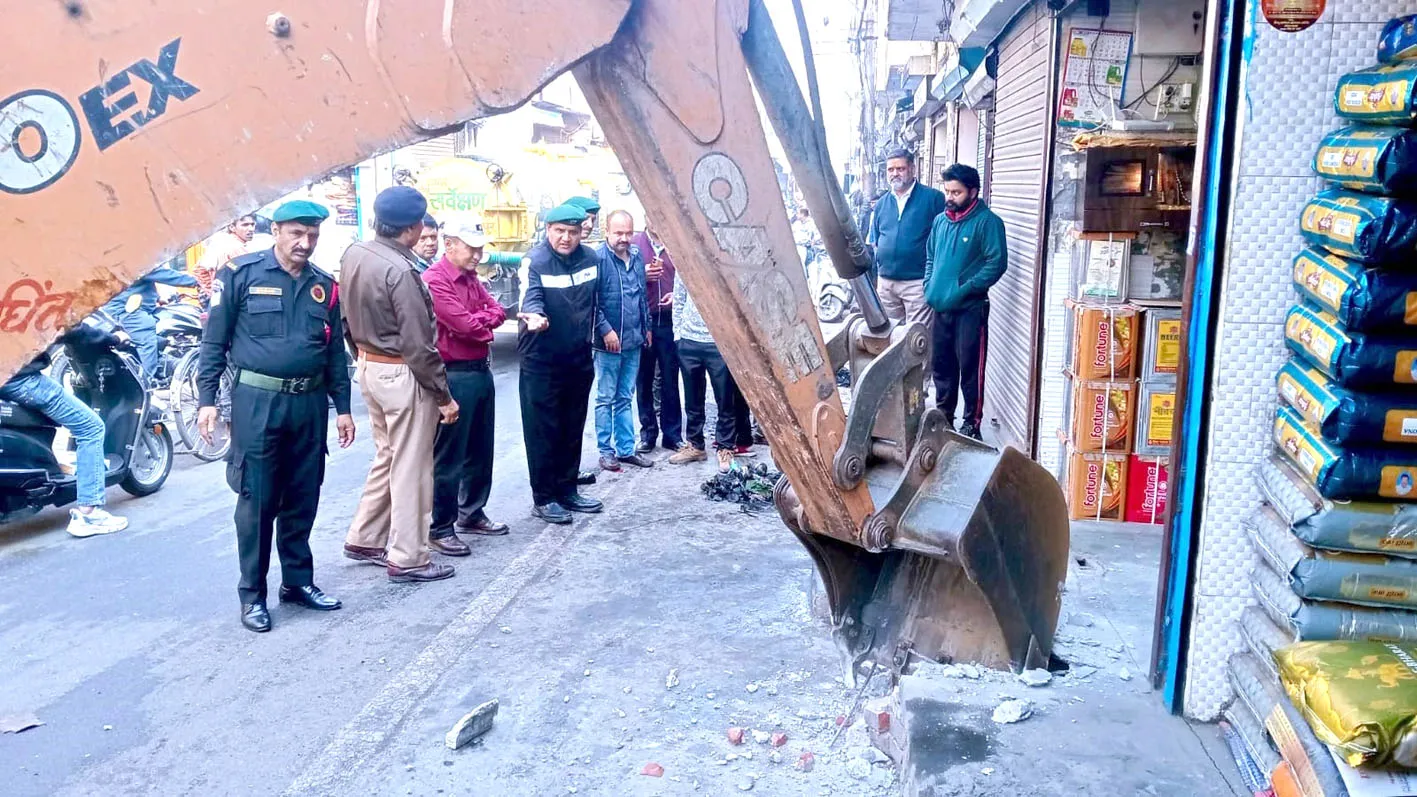 सहारनपुरः मोरगंज बाजार में नाला सफाई के लिए नगर निगम ने अतिक्रमण हटाया, 80 दुकानों के थले व सीढ़ियां ध्वस्त