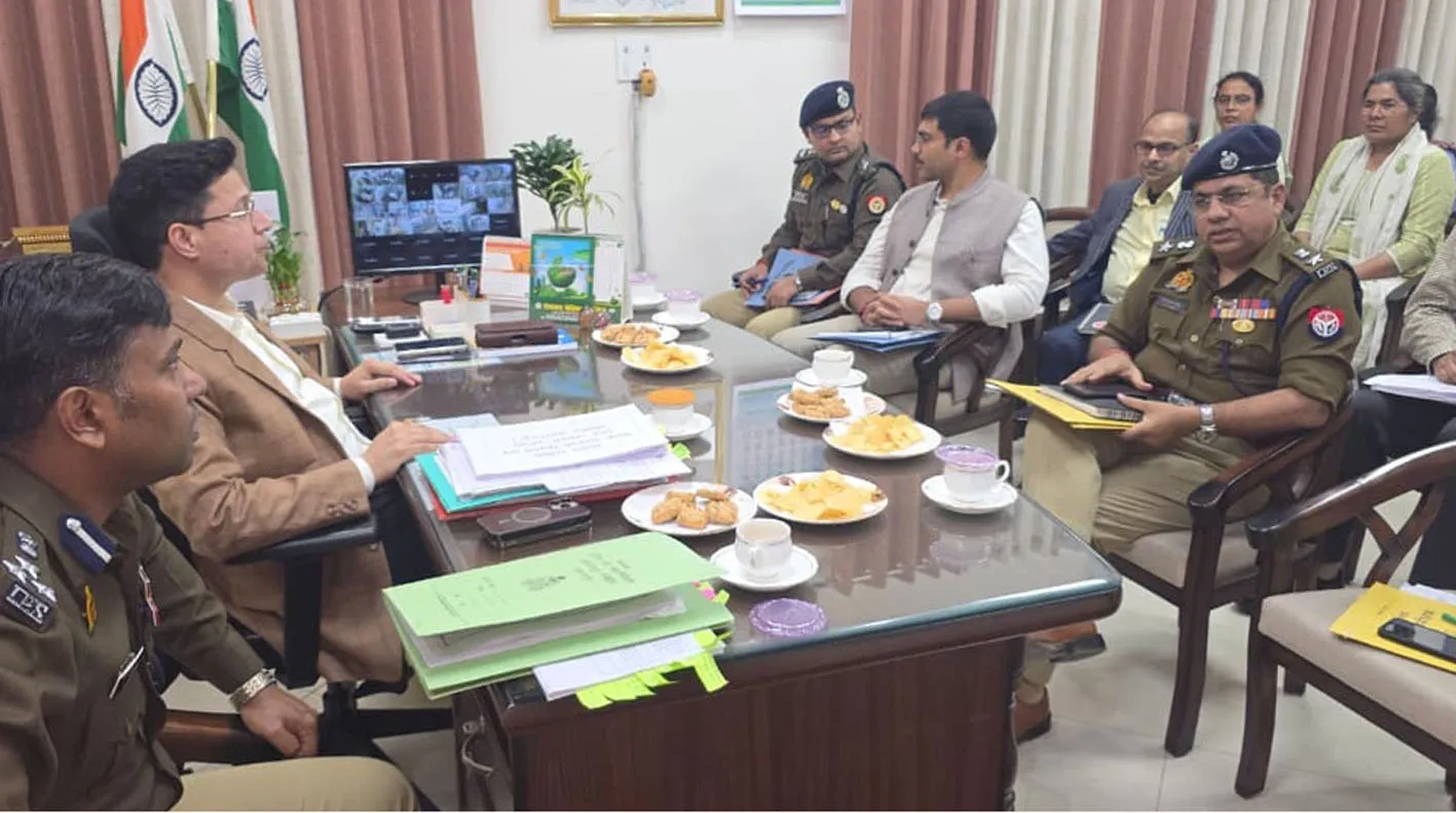 त्यौहारों में कानून व्यवस्था बनाए रखने में कोई लापरवाही न हो: मंडलायुक्त