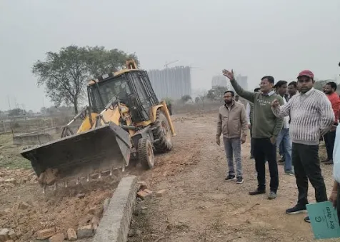 ग्रेटर नोएडा प्राधिकरण का बड़ा एक्शन: भनौता गांव में 60 करोड़ की अवैध कॉलोनी पर चला बुलडोजर
