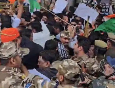 लखनऊ में यूजीसी के खिलाफ प्रदर्शन के दौरान भारी हंगामा, पुलिस से तीखी धक्का-मुक्की, अलंकार अग्निहोत्री बोले- BJP से छिटका सवर्ण समाज