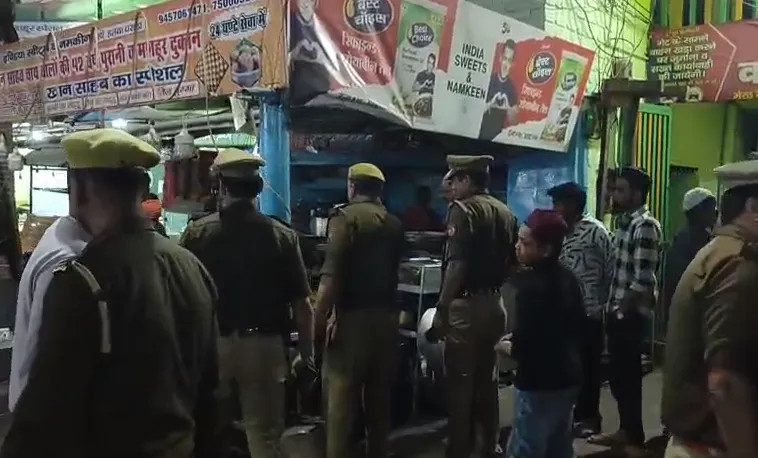 मुजफ्फरनगर: रात के अंधेरे में चला प्रशासन का डंडा, अतिक्रमणकारियों के सामान जब्त