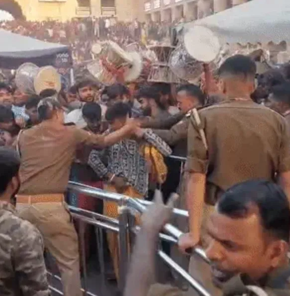 वाराणसी: पुलिस ने बटुक को थप्पड़ जड़कर बाल खींचे; कवरेज कर रही महिला पत्रकार और मीडियाकर्मियों से भी बदतमीजी