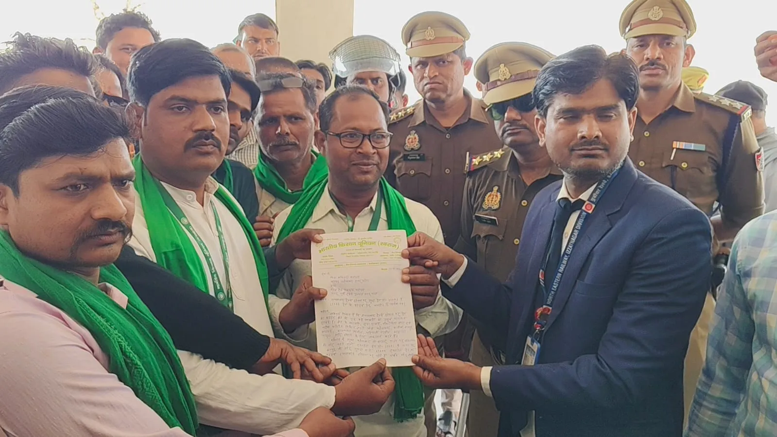 शमसाबाद स्टेशन पर ट्रेन रोकने पहुंचे भाकियू कार्यकर्ता, समझाने पर स्टेशन मास्टर को ज्ञापन सौंप कर लौटे