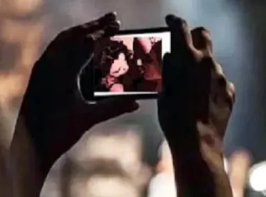 कैमरे के सामने दरोगा का रौब! फरियादी महिला और बेटे को डांटकर भगाने का वीडियो वायरल