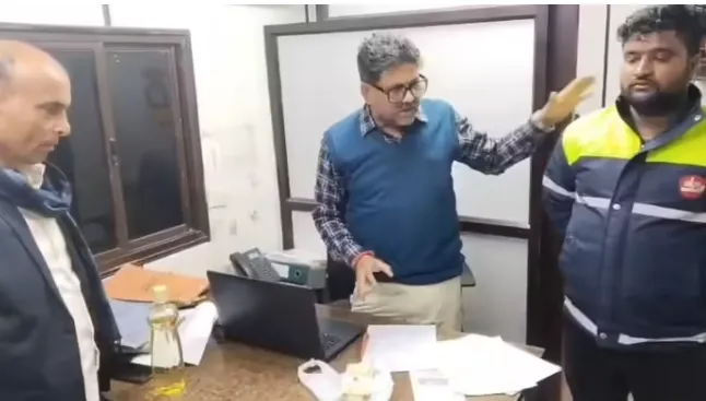 बुलंदशहर में सुरक्षा गार्ड ने पेश की ईमानदारी की मिसाल, कार सवार का नोटों से भरा बैग लौटाया