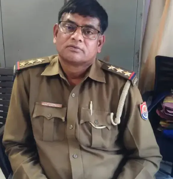प्रयागराज में घूसखोर इंस्पेक्टर रंगे हाथों गिरफ्तार, थाने में रिश्वत लेते हुए एंटी करप्शन टीम ने दबोचा
