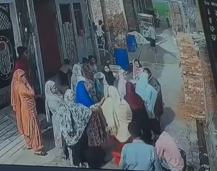 मुजफ्फरनगर: महिलाओं के दो गुटों में जमकर चले लात-घूंसे, सीसीटीवी में कैद हुई 'खूनी' भिड़ंत