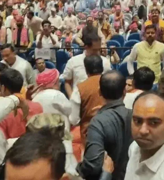 लखनऊ: पूर्व डिप्टी सीएम दिनेश शर्मा का विरोध, ब्राह्मण समागम में जमकर हुई नारेबाजी