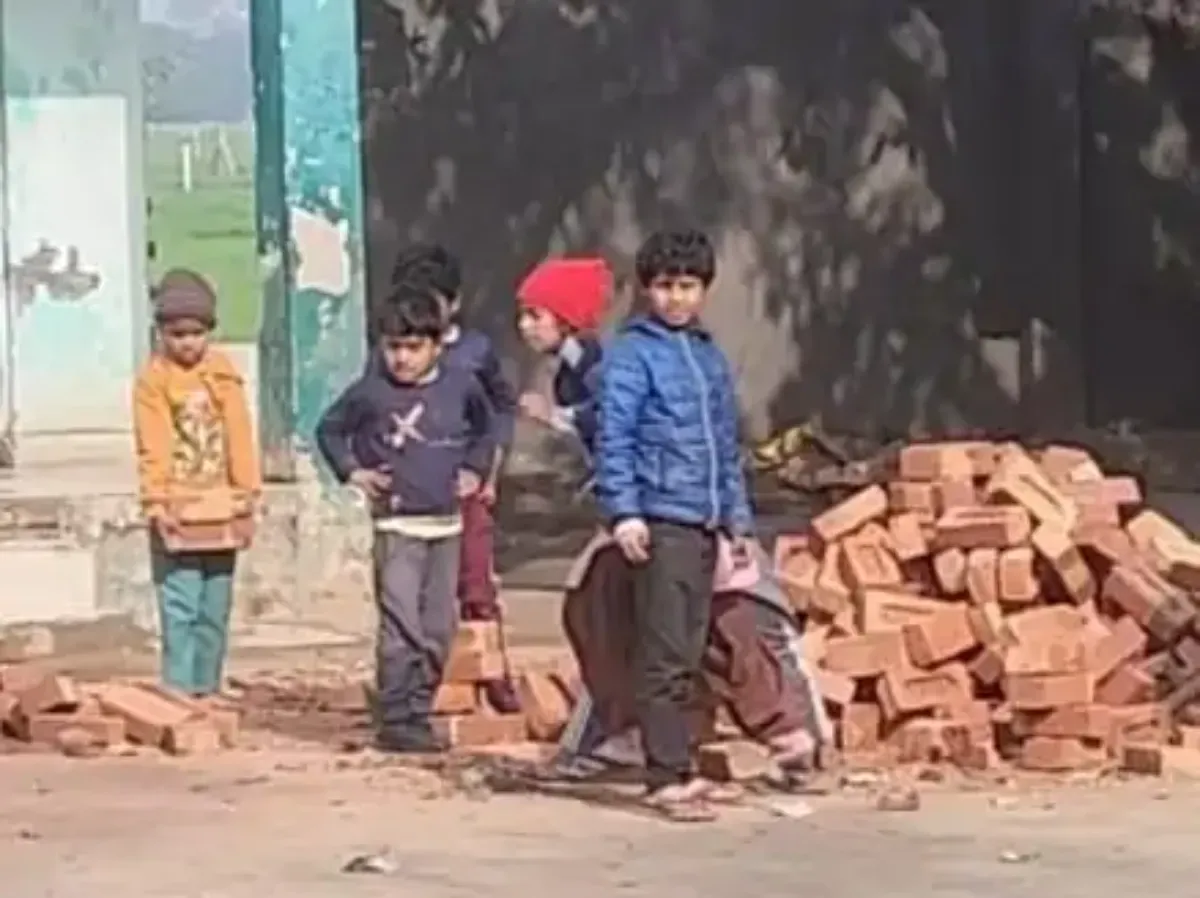 शामली में स्कूल में बच्चों से ढुलवाई गईं ईंटें; सहायक अध्यापक निलंबित, शासन तक गूंजा मामला