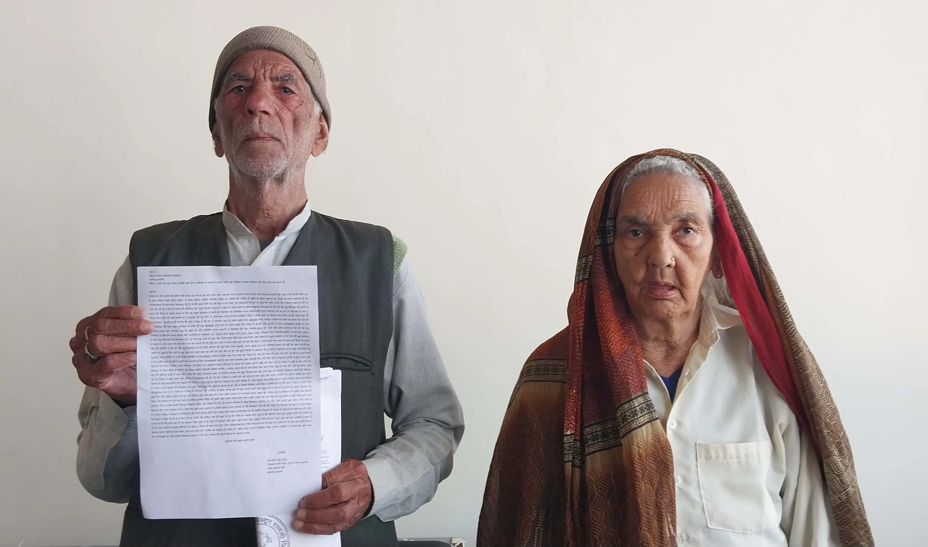 शामली में वृद्धा ने बड़े पुत्र पर जमीन हड़पने और जान से मारने की धमकी देने का लगाया आरोप