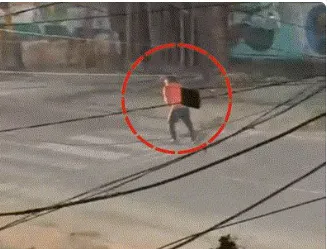 मथुरा में आधी रात सड़क पर उपद्रव: युवक ने बाइक और कारों पर पत्थर फेंके, बस ने कुचला; VIDEO वायरल