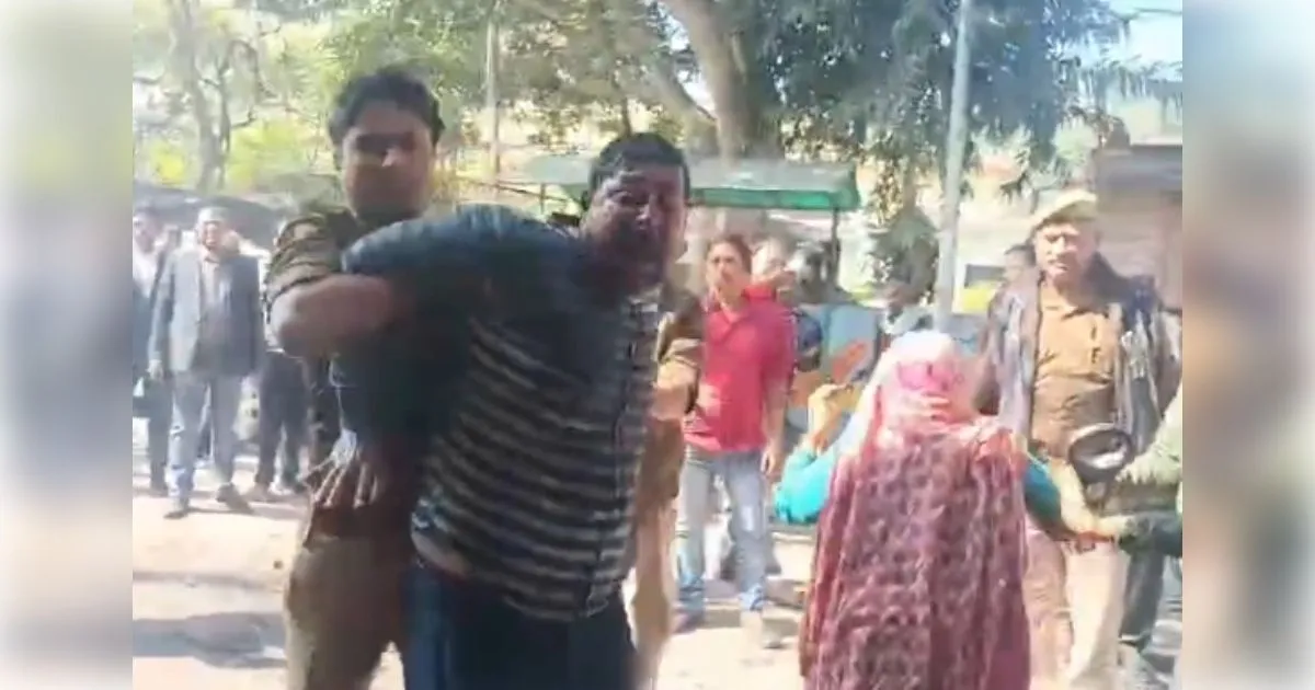 कानपुर में जमीन विवाद में दो सगे भाइयों ने कलेक्ट्रेट में किया आत्मदाह का प्रयास; पुलिस ने समय रहते बचाया