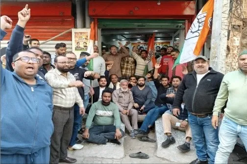 मुरादाबाद: मनरेगा समाप्ति के विरोध में कांग्रेस का जोरदार प्रदर्शन, लखनऊ कूच रोकने पर कैंप कार्यालय पर धरना