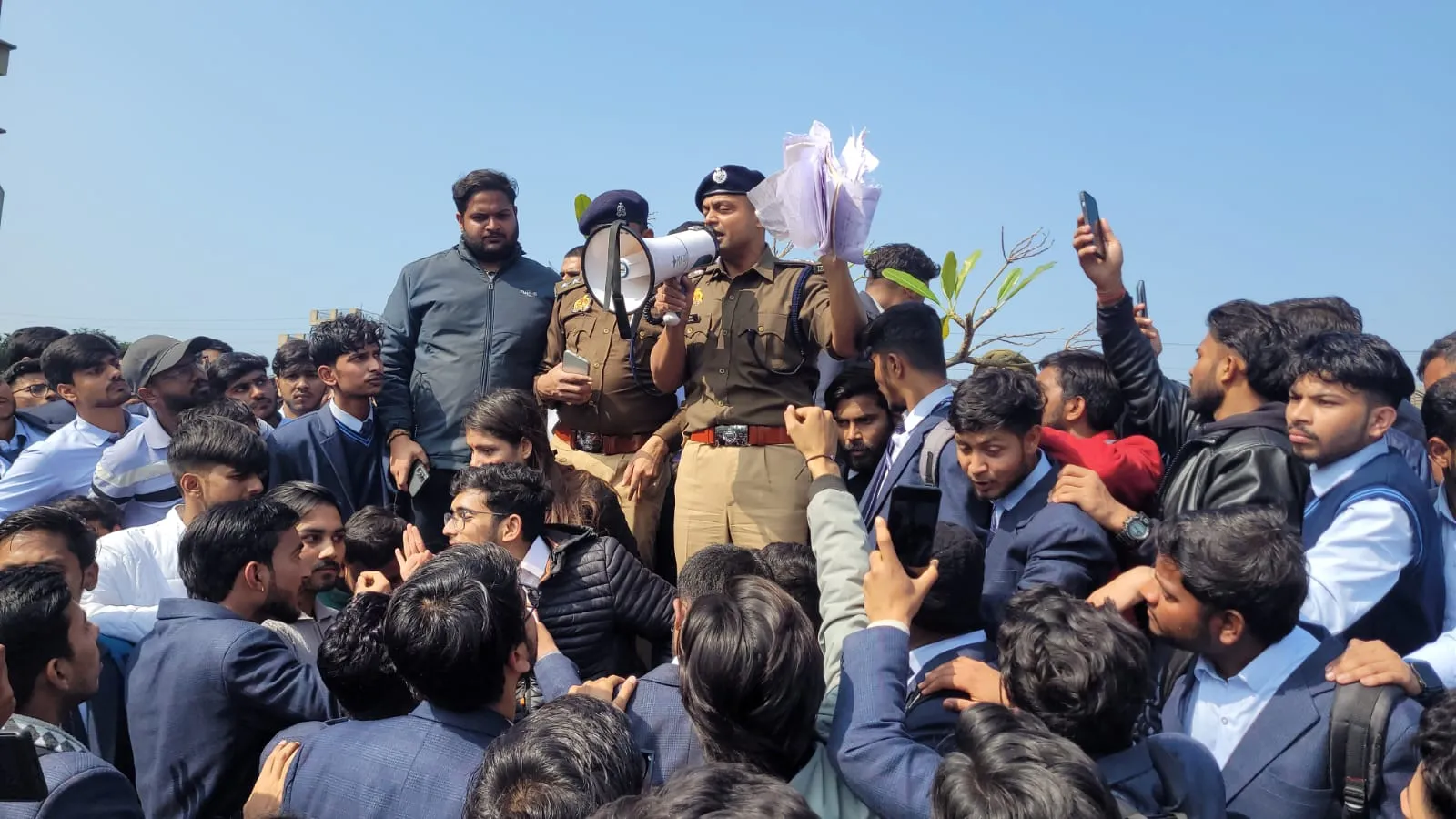 इंजीनियरिंग कॉलेज प्रशासन पर मारपीट का आरोप लगा छात्रों ने किया प्रदर्शन, दो शिक्षक निलंबित, चार पुलिस हिरासत में