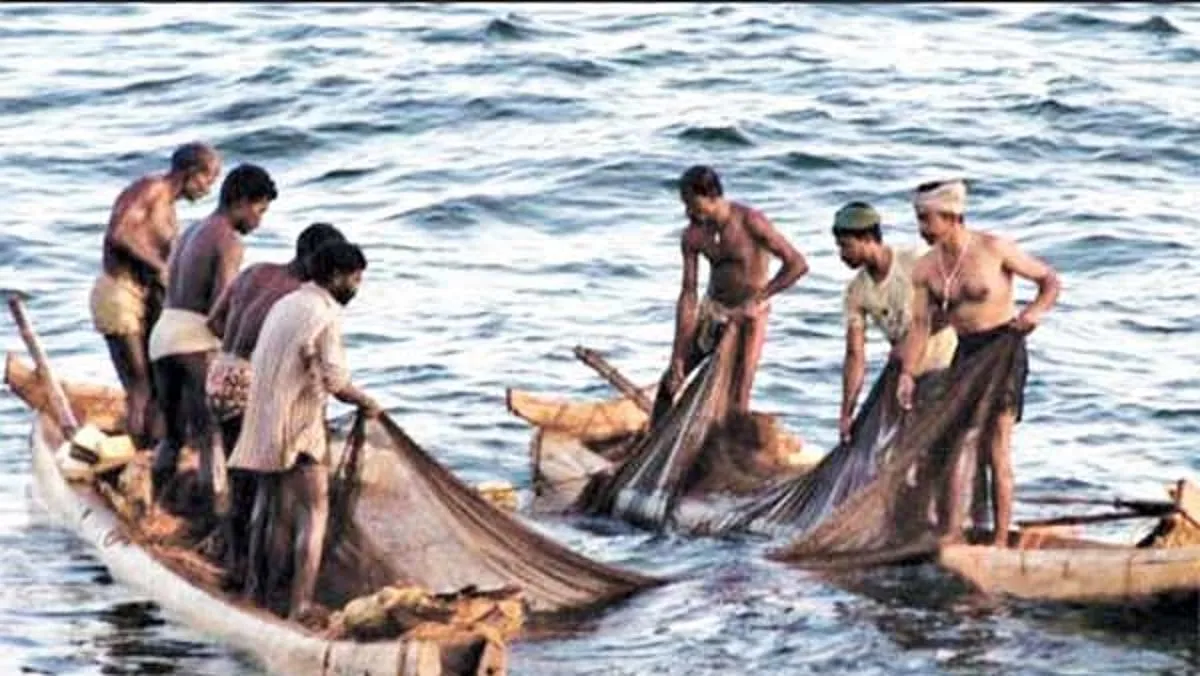 श्रीलंका नौसेना की बड़ी कार्रवाई: पंबन के 12 मछुआरे गिरफ्तार, दो नावें जब्त, सीमा उल्लंघन का आरोप