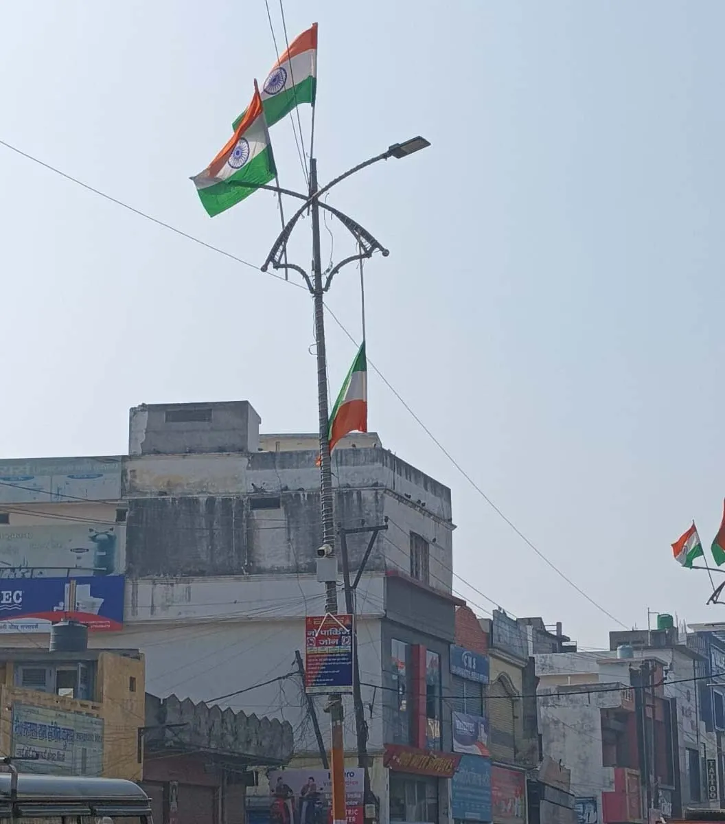 शामली: भिक्की मोड़ पर झुके व उल्टे लटकते तिरंगे, नगर पालिका पर लापरवाही का आरोप