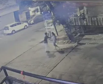 सुनसान सड़क पर हैवानियत! 15 मिनट तक युवती को घसीटता रहा युवक