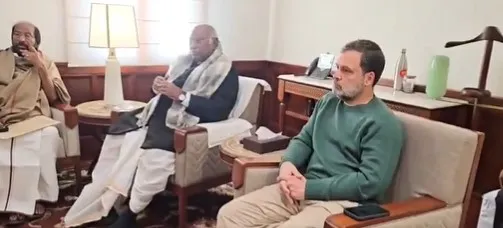 लोकसभा में हंगामें के बीच विपक्षी नेताओं की अहम बैठक, निलंबित सांसदों का धरना, शिवराज और चिराग ने की राहुल गांधी की आलोचना