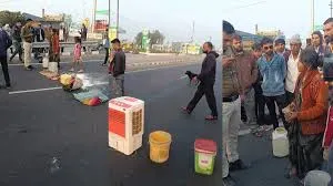 दंपत्ति ने हाइवे पर घर का सामान रखकर किया जाम, कलेक्टर की समझाइश पर खत्म हुआ हंगामा