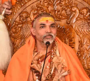 काशी से शंकराचार्य का बड़ा बयान: “योगी खलीफा जैसे हैं, CM या महंत—एक पद छोड़ें”