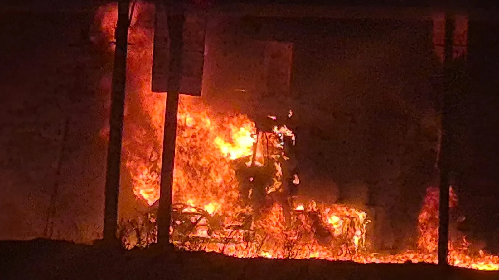 शॉर्ट सर्किट से हाईवे पर ट्रक में लगी भीषण आग, चालक ने कूदकर बचाई जान