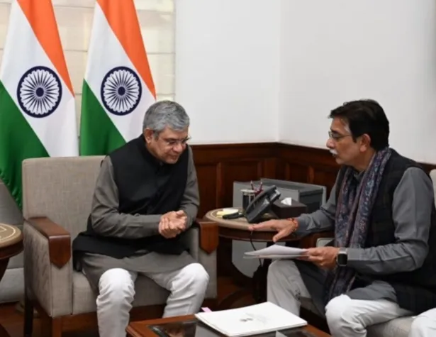 रेलमंत्री से मिले सांसद अनुराग शर्मा, झांसी के सुगम यातायात पर की चर्चा