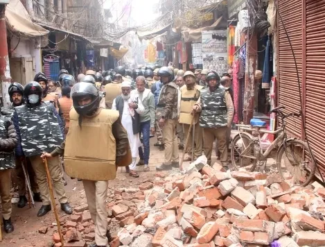 वाराणसी दालमंडी विवाद: सपा नेताओं की नजरबंदी, व्यापारियों से मिलने पर प्रशासन की रोक