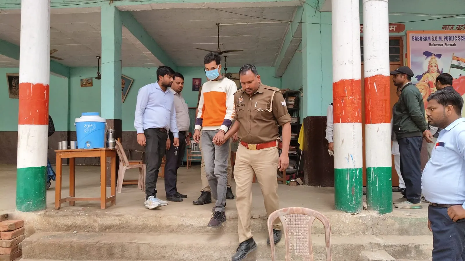 इटावा में 'मुन्नाभाई' गिरफ्तार: छोटे भाई की जगह बोर्ड परीक्षा दे रहा बड़ा भाई चढ़ा पुलिस के हत्थे