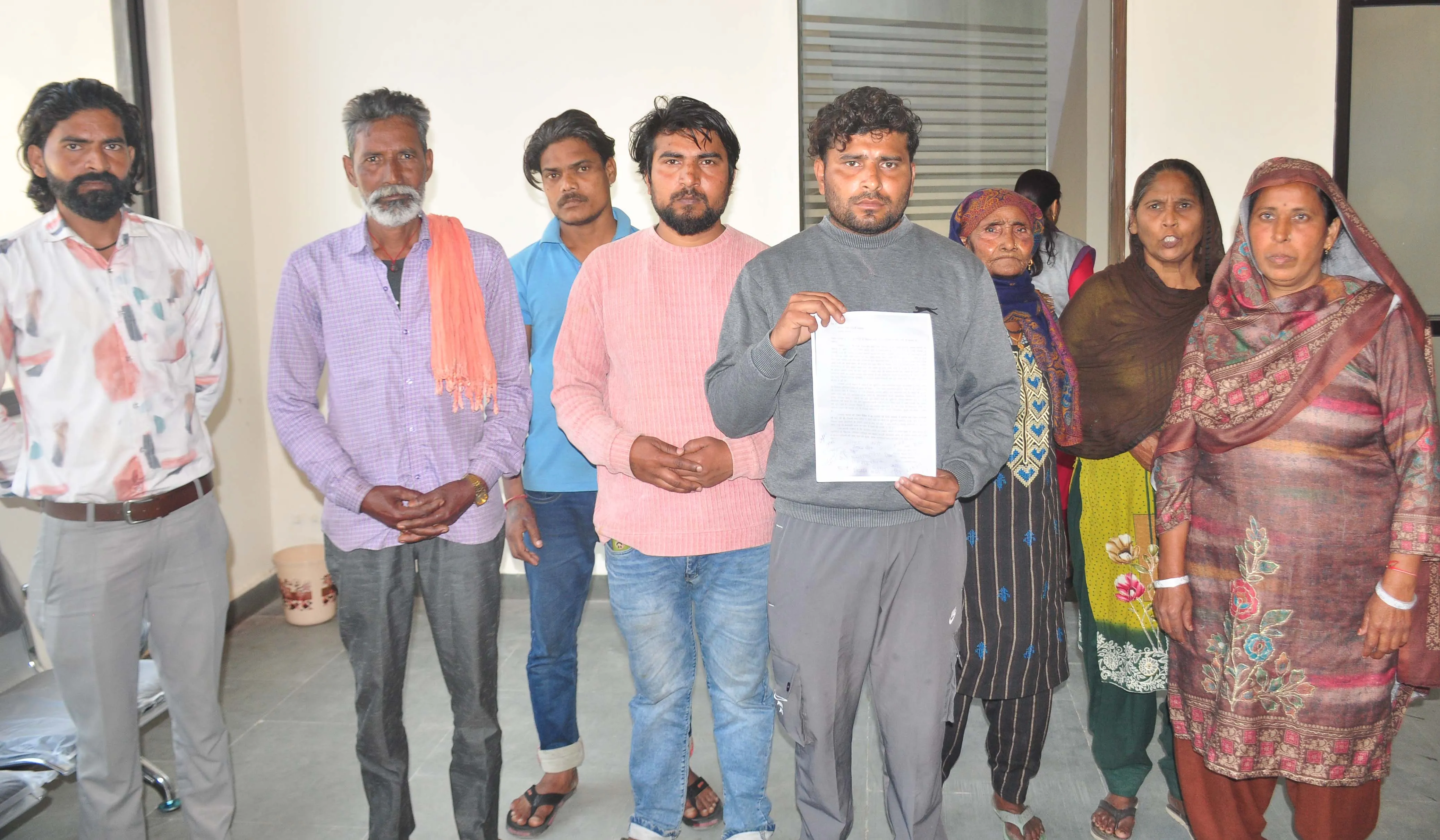 शामली में युवक ने पुलिस पर आरोपियों के खिलाफ कार्रवाई न करने का लगाया आरोप, मंडी में मिली गोली मारने की धमकी