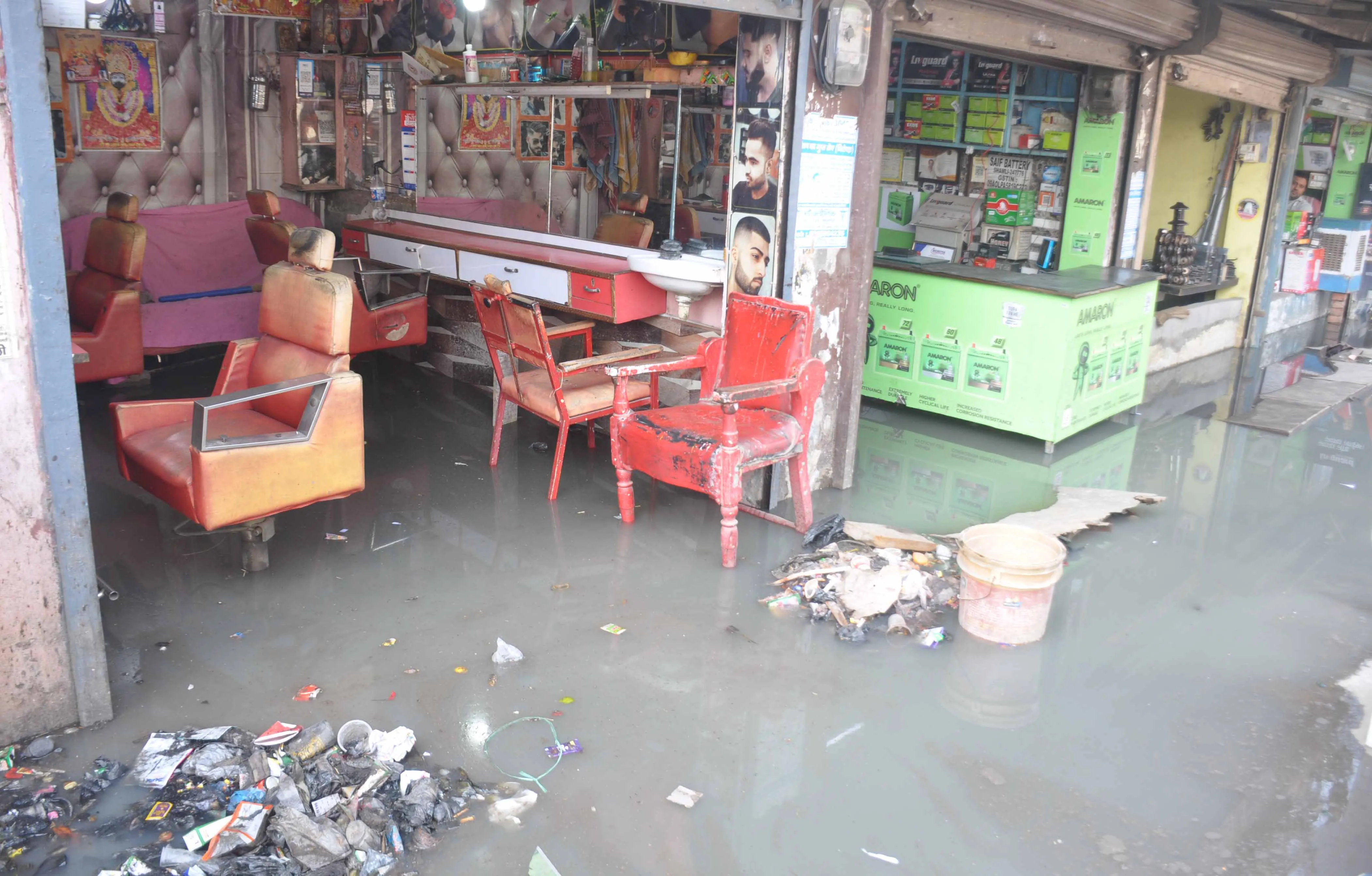 शामली के विजय चौक पर नाला चोक, दुकानों में भरा गंदा पानी; नगर पालिका के खिलाफ प्रदर्शन