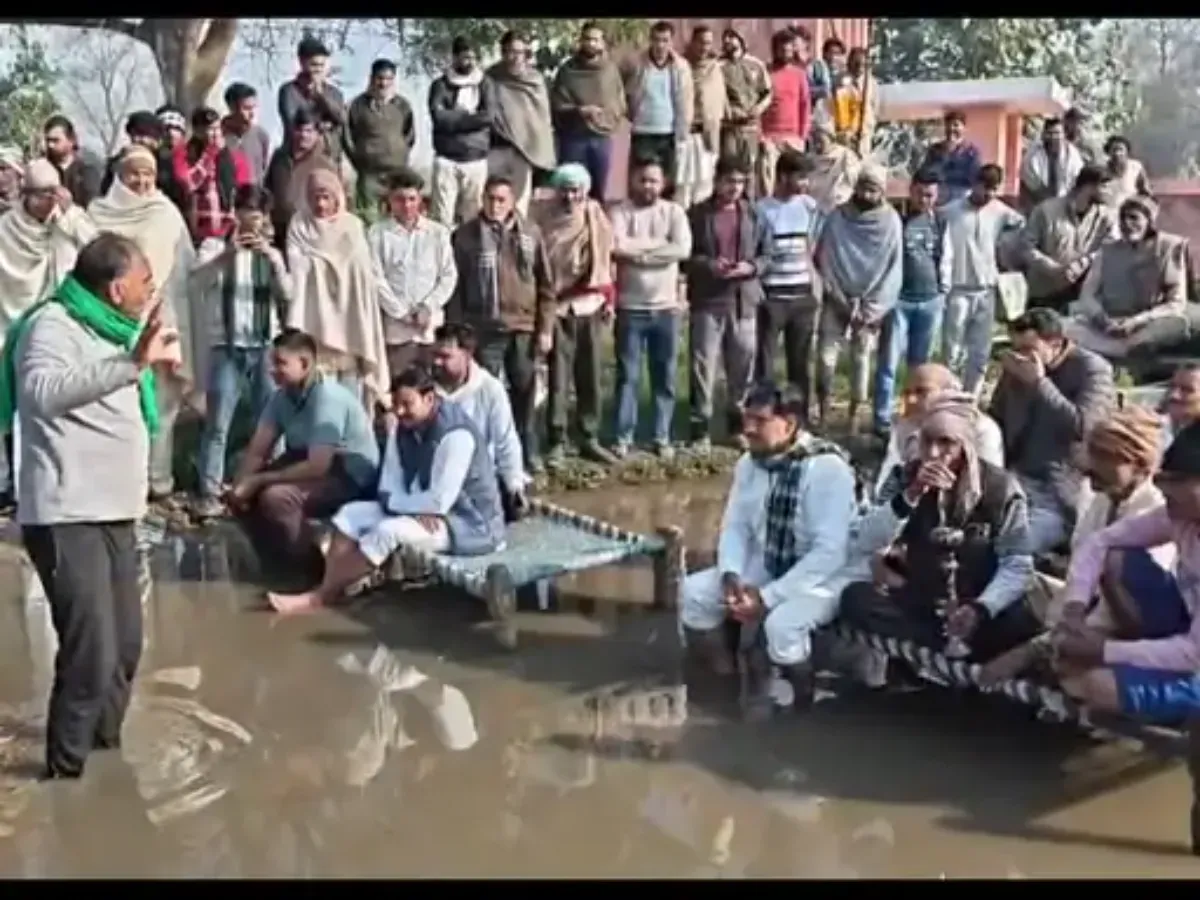मुजफ्फरनगर में जलभराव से तंग ग्रामीणों ने सड़क पर खाट बिछाकर दिया धरना, प्रशासन के खिलाफ फूटा गुस्सा