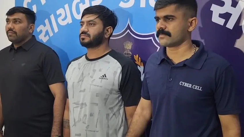  सूरत में महा-साइबर रैकेट का भंडाफोड़: 800 करोड़ का काला कारोबार, 8 गिरफ्तार; चीन-दुबई से जुड़े तार