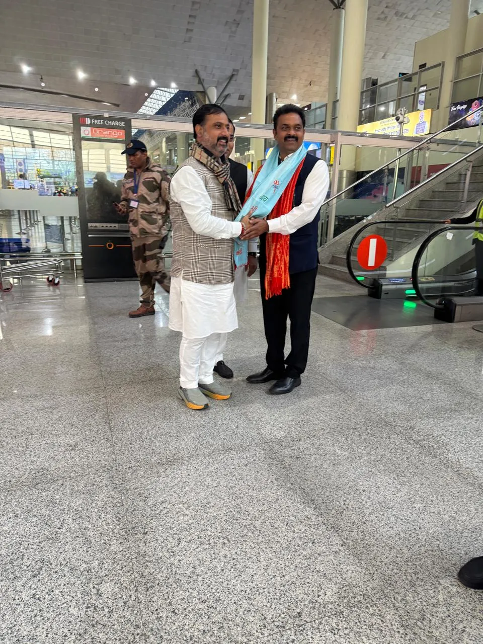 केन्द्रीय मंत्री कमलेश पासवान वाराणसी पहुंचे,एयरपोर्ट पर स्वागत