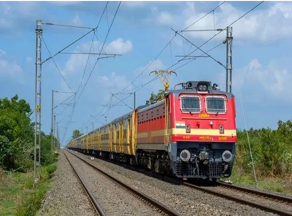 लखनऊ में ट्रेन से कटकर दो युवतियों की मौत