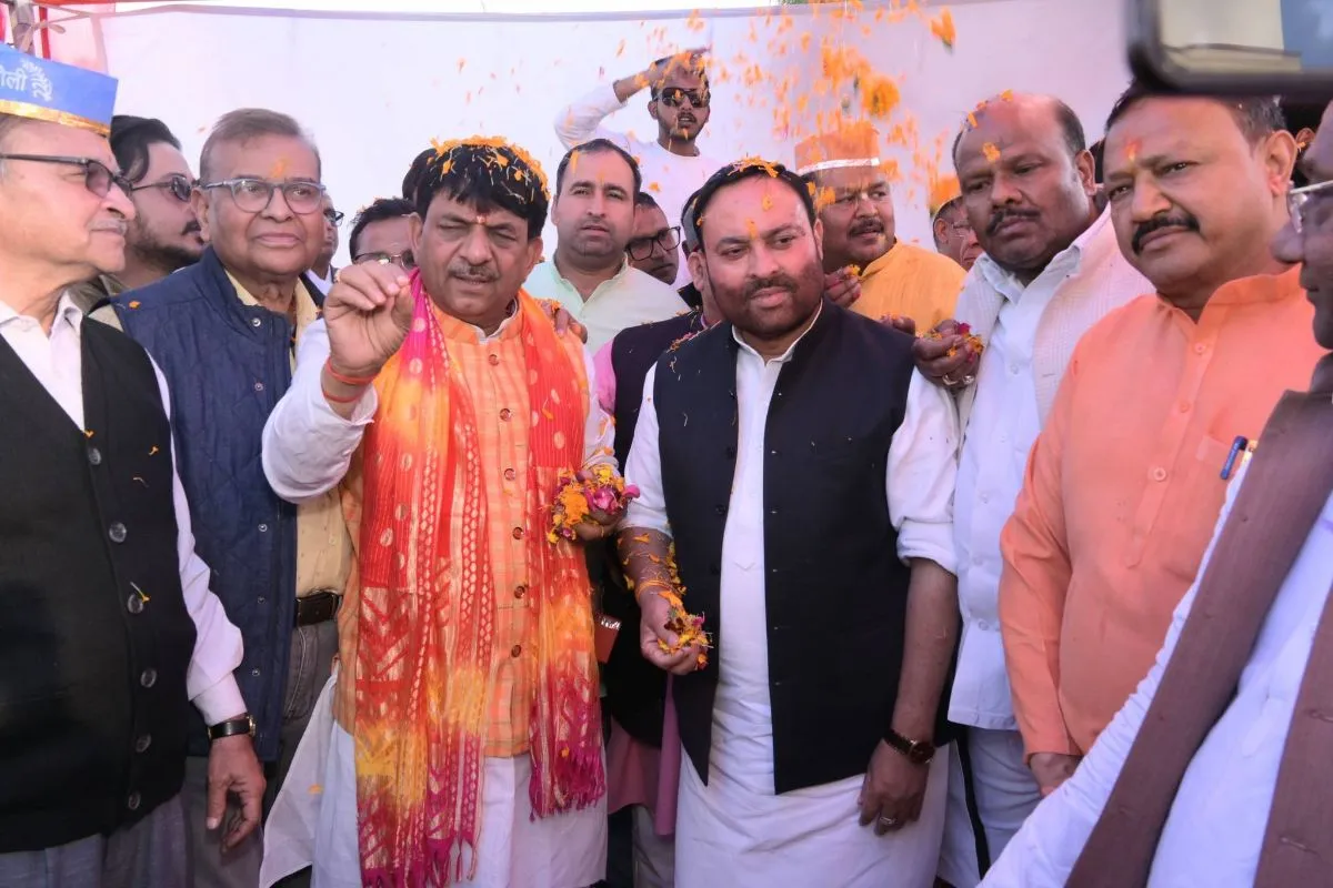 मुजफ्फरनगर: मंत्री कपिल देव अग्रवाल के 'होली मिलन' में सतरंगी छटा, अनामिका अंबर और सौरभ सुमन की कविताओं ने जीता दिल