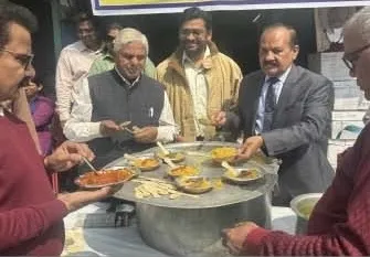 मुरादाबाद: पत्रकार कमलेश कुमार जी की जयंती पर चाय-ताहरी वितरण कर दी भावभीनी श्रद्धांजलि