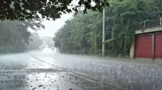 यूपी में बिगड़ा मौसम: 13 जिलों में बारिश और ओले का अलर्ट, 40 किमी की रफ्तार से चलेंगी हवाएं