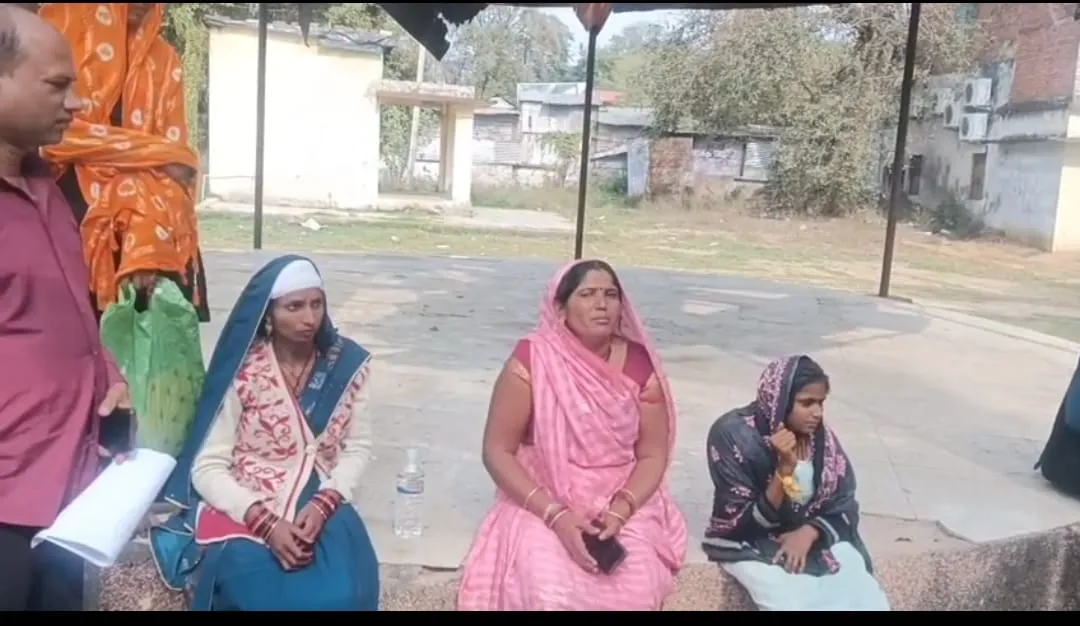  दुल्हन के घर दबंगों ने किया पथराव, धरने पर बैठी दुल्हन..पथराव में दुल्हन की मां समेत कई लोग घायल, घटना से गांव में मचा हड़कंप