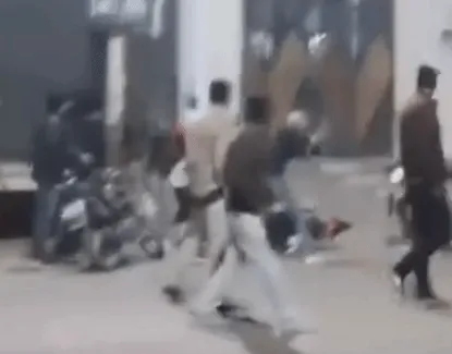 कैराना में मुखबिरी के शक में युवक की बेरहमी से पिटाई, दस सेकंड में बरसाईं चौदह लाठियां, वीडियो वायरल