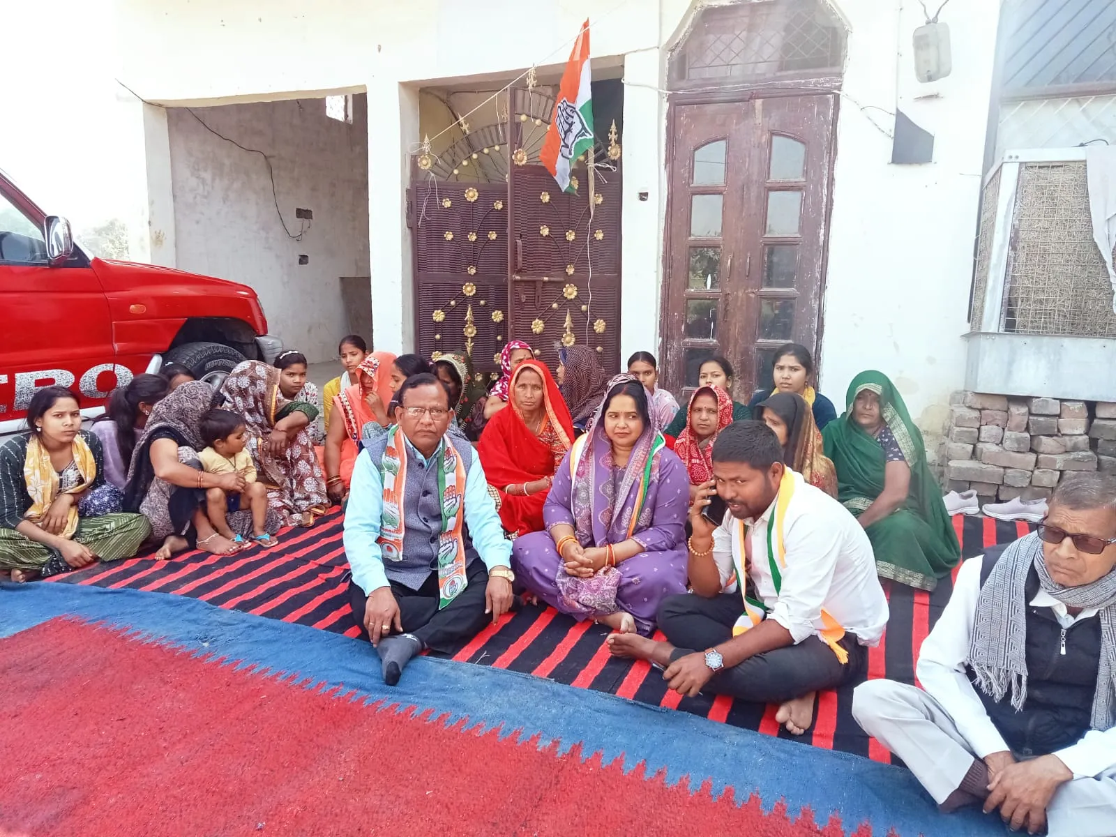 कांग्रेस नेताओं को पुलिस ने किया हाउस अरेस्ट, जिलाध्यक्ष धरने पर बैठीं