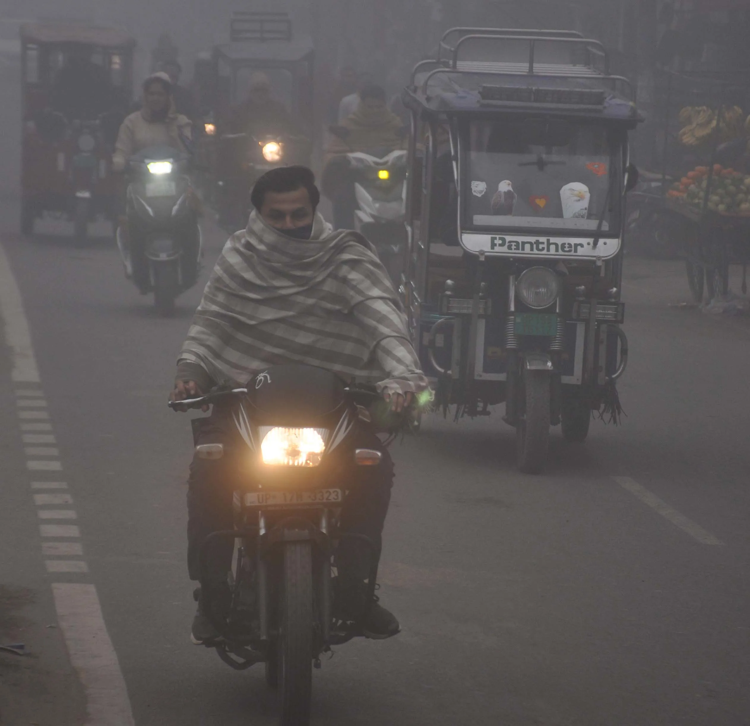 शामली में तीन दिनों से कोहरे का कहर, सुबह धुंध और शाम को सर्द हवाओं ने बढ़ाई ठंड