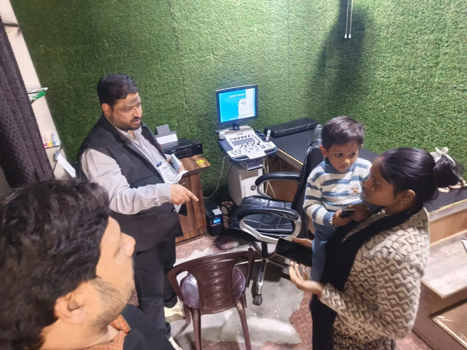 बरेली: स्वास्थ्य विभाग के औचक निरीक्षण से मचा हड़कंप, खामियां मिलने पर 4 अल्ट्रासाउंड सेंटरों को नोटिस