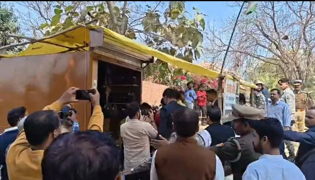 सुल्तानपुर में भावुक हुए राहुल गांधी.. रामचेत की जूते की दुकान पर पहुंचे, बेटे व पोती से की मुलाकात