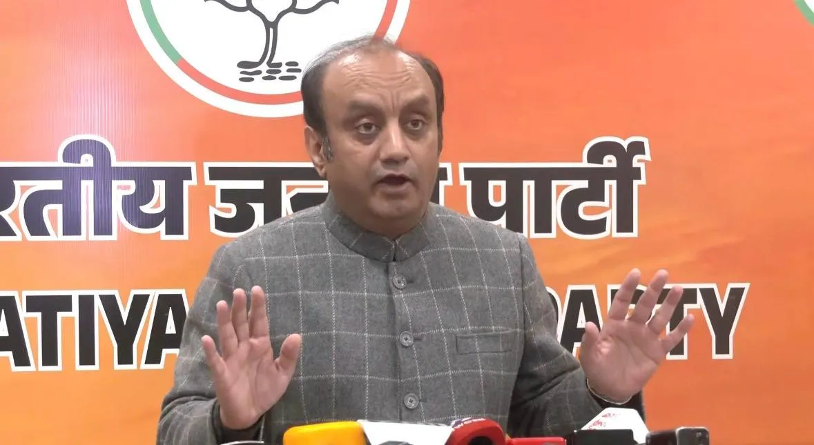 पेंगुइन के ट्वीट के बाद भाजपा का राहुल गांधी पर तीखा प्रहार, कहा- 