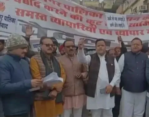 रायबरेली में 50 साल पुरानी सुपर मार्केट को बचाने उतरे व्यापारी, किया धरना- प्रदर्शन