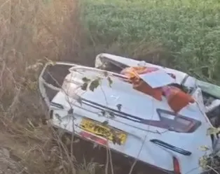 एटा: विवाह समारोह में शामिल होने गए तीन युवकों की सड़क हादसे में मौत..दो घायल